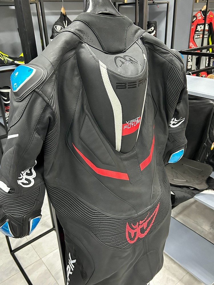 Мотокомбинезон Berik 4